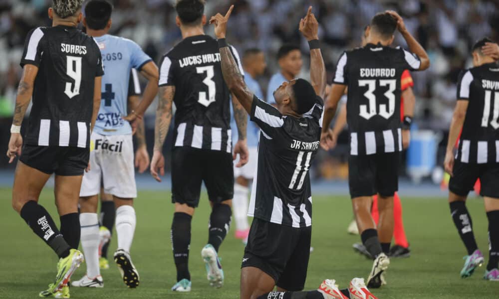 Júnior Santos (c) de Botafogo celebra un gol con Tiquinho Soares este miércoles, en un partido de la segunda fase de la Copa Libertadores. EFE/ Antonio Lacerda