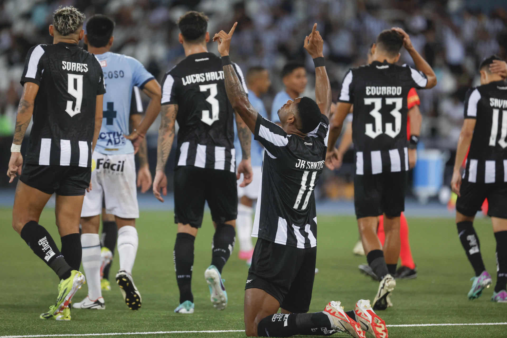 Júnior Santos (c) de Botafogo celebra un gol con Tiquinho Soares este miércoles, en un partido de la segunda fase de la Copa Libertadores. EFE/ Antonio Lacerda