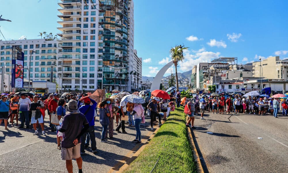 Personas afectadas por el huracán Otis cierran una de las avenida mas importantes este lunes del balneario de Acapulco estado de Guerrero (México). EFE/David Guzmán