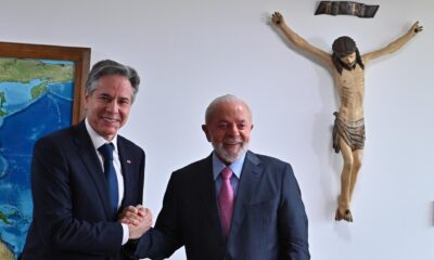 El presidente de Brasil, Luiz Inácio Lula da Silva (d), recibe este miércoles al secretario de Estado estadounidense, Antony Blinken, quien ha llegado al país para asistir a una reunión de ministros de Exteriores del G20, en el Palacio de Planalto en Brasilia (Brasil).EFE/ Andre Borges