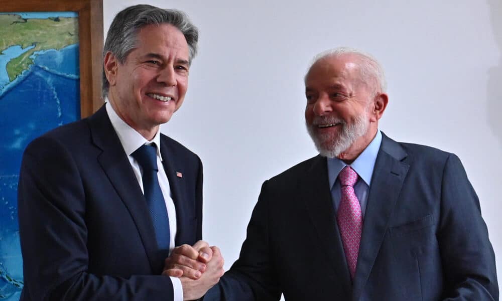 El presidente de Brasil, Luiz Inácio Lula da Silva (d), recibe este miércoles al secretario de Estado estadounidense, Antony Blinken, quien ha llegado al país para asistir a una reunión de ministros de Exteriores del G20, en el Palacio de Planalto en Brasilia (Brasil). EFE/ Andre Borges