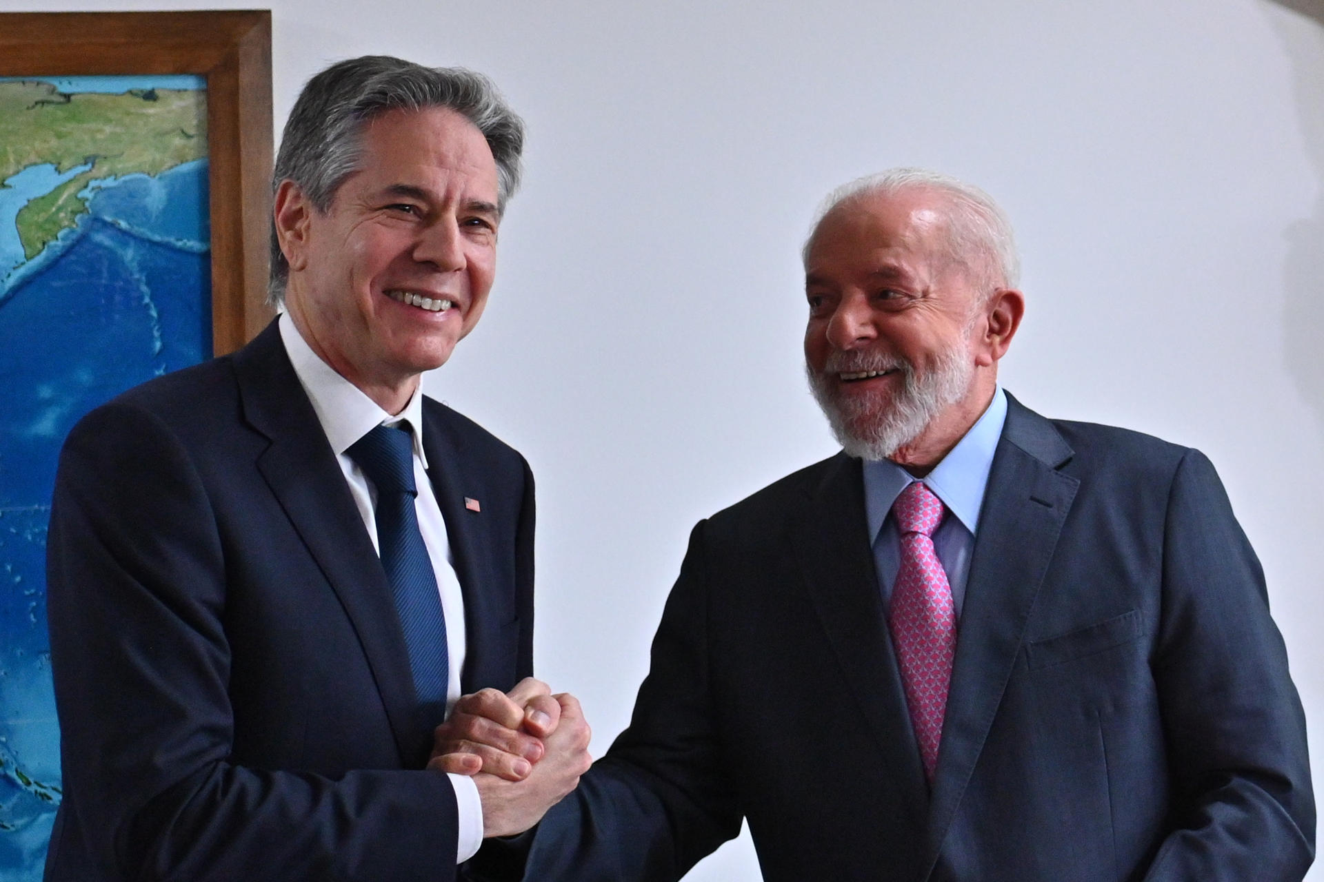 El presidente de Brasil, Luiz Inácio Lula da Silva (d), recibe este miércoles al secretario de Estado estadounidense, Antony Blinken, quien ha llegado al país para asistir a una reunión de ministros de Exteriores del G20, en el Palacio de Planalto en Brasilia (Brasil). EFE/ Andre Borges