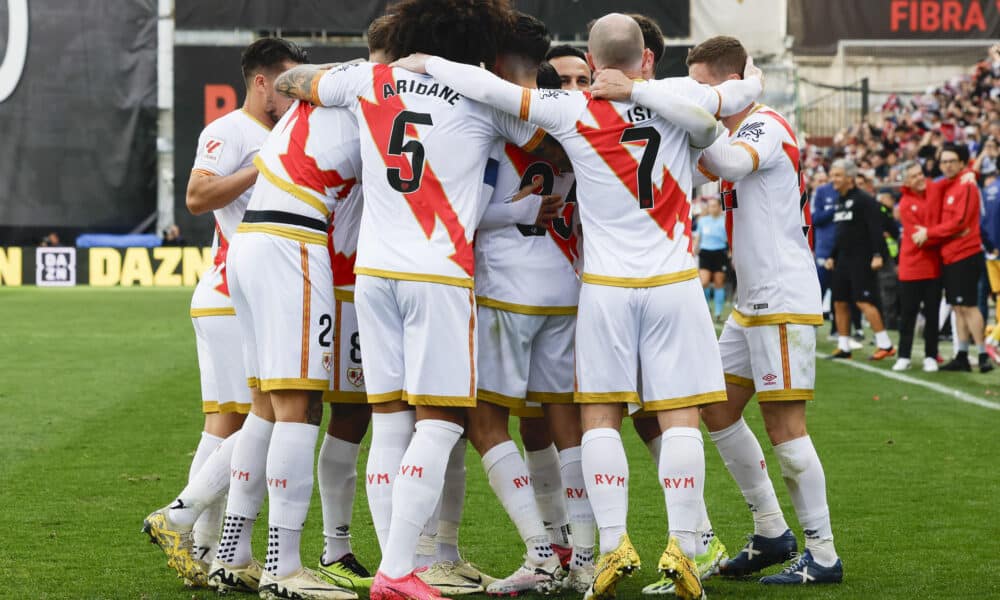 Jugadores del Rayo Vallecano celebran el primer gol del equipo durante el partido entre el Rayo Vallecano y el Real Madrid correspondiente a la jornada 25 de LaLiga, este domingo en el Estadio Vallecas en Madrid. EFE/ Jj Guillén