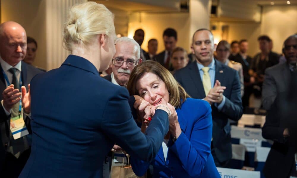 Una foto proporcionada por la Conferencia de Seguridad de Munich muestra cómo la ex presidenta estadounidense Nancy Pelosi (R) se reúne con Yulia Navalnaya, esposa del difunto líder de la oposición rusa Alexei Navalny, durante la 60ª Conferencia de Seguridad de Munich Conferencia (MSC) en el hotel 'Bayerischer Hof' de Munich, Alemania, el 16 de febrero de 2024. Más de 500 responsables internacionales de alto nivel se reúnen en la 60.ª Conferencia de Seguridad de Múnich durante su reunión anual del 16 al 18 de febrero de 2024 para discutir cuestiones de seguridad global. (Alemania, Rusia) EFE/EPA/MARC MUELLER / MSC /FOTO SÓLO PARA USO EDITORIAL/NO VENTAS FOTO SÓLO PARA USO EDITORIAL/NO VENTAS