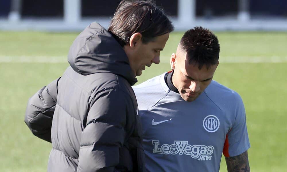 Simone Inzaghi conversa con Lautaro Martínez en el entrenamiento de este lunes del Inter. EFE/EPA/MATTEO BAZZI