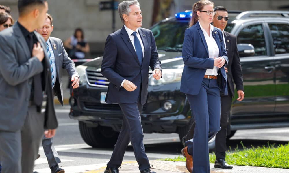 El secretario de Estado de Estados Unidos, Antony Blinken, llega este viernes a la Plaza de Mayo rumbo a la Casa Rosada (sede del Ejecutivo), para una reunión con el presidente argentino, Javier Milei, en Buenos Aires (Argentina). EFE/ Juan Ignacio Roncoroni