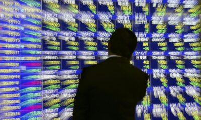 Un hombre observa la información bursátil en una pantalla en Tokio (Japón), en una fotografía de archivo. EFE/Kimimasa Mayama