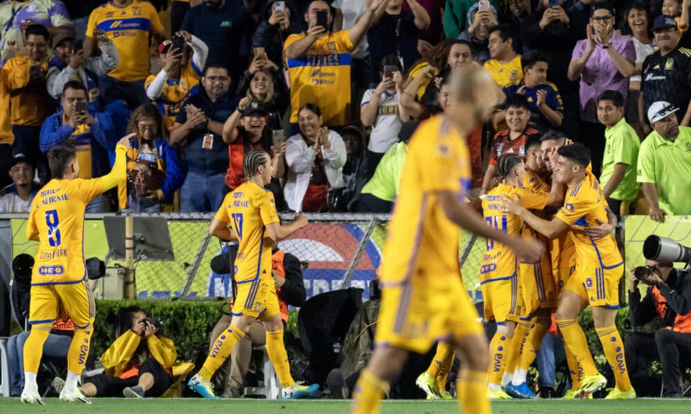 Jugadores de Tigres celebran un gol este miércoles, durante un partido entre Tigres y Juarez correspondiente a la jornada 9 del Torneo Clausura 2024 de la Liga MX, en el estadio Universitario, en Monterrey (méxico). EFE/Miguel Sierra