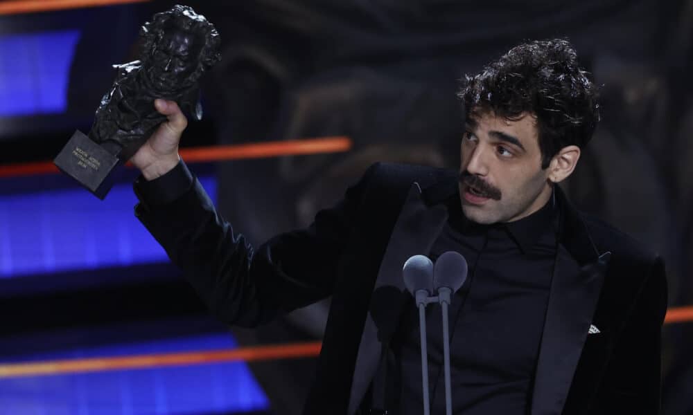 El actor David Verdaguer recibe el Goya a Mejor Actor Protagonista por 'Saben aquell', durante la ceremonia de entrega de la 38 edición de los Premios Goya celebrada este sábado en Valladolid. EFE/Chema Moya