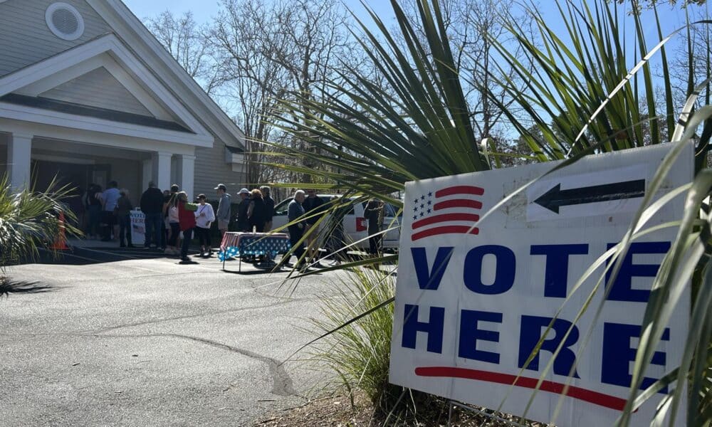 Votantes hacen fila para participar en las elecciones primarias republicanas este sábado, en la iglesia presbiteriana Eastbridge, en Charleston, Carolina del Sur (Estados Unidos). EFE/ Javier Otazu