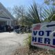 Votantes hacen fila para participar en las elecciones primarias republicanas este sábado, en la iglesia presbiteriana Eastbridge, en Charleston, Carolina del Sur (Estados Unidos). EFE/ Javier Otazu