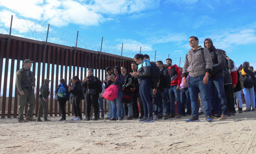 Unos agentes de la Patrulla Fronteriza estadounidense mantienen en filas organizadas a un grupo de migrantes en el puesto fronterizo de Jacumba, a unas 75 millas (120 kilómetros) al este de San Diego, California (EEUU). EFE/Manuel Ocaño
