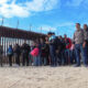 Unos agentes de la Patrulla Fronteriza estadounidense mantienen en filas organizadas a un grupo de migrantes en el puesto fronterizo de Jacumba, a unas 75 millas (120 kilómetros) al este de San Diego, California (EEUU). EFE/Manuel Ocaño