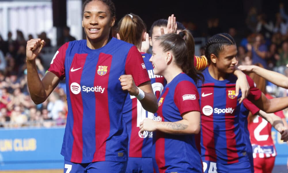 La delantera del FC Barcelona Salma Paralluelo celebra el primer gol, durante el partido de la jornada 18 de Liga F de fútbol femenino disputado este domingo en el estadio Johan Cruyff de Sant Joan Despí (Barcelona). EFE/ Quique García