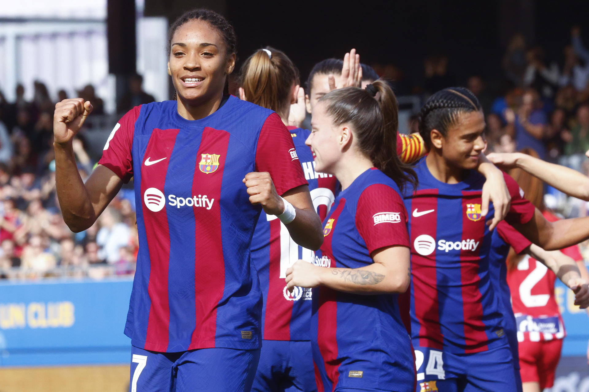 La delantera del FC Barcelona Salma Paralluelo celebra el primer gol, durante el partido de la jornada 18 de Liga F de fútbol femenino disputado este domingo en el estadio Johan Cruyff de Sant Joan Despí (Barcelona). EFE/ Quique García
