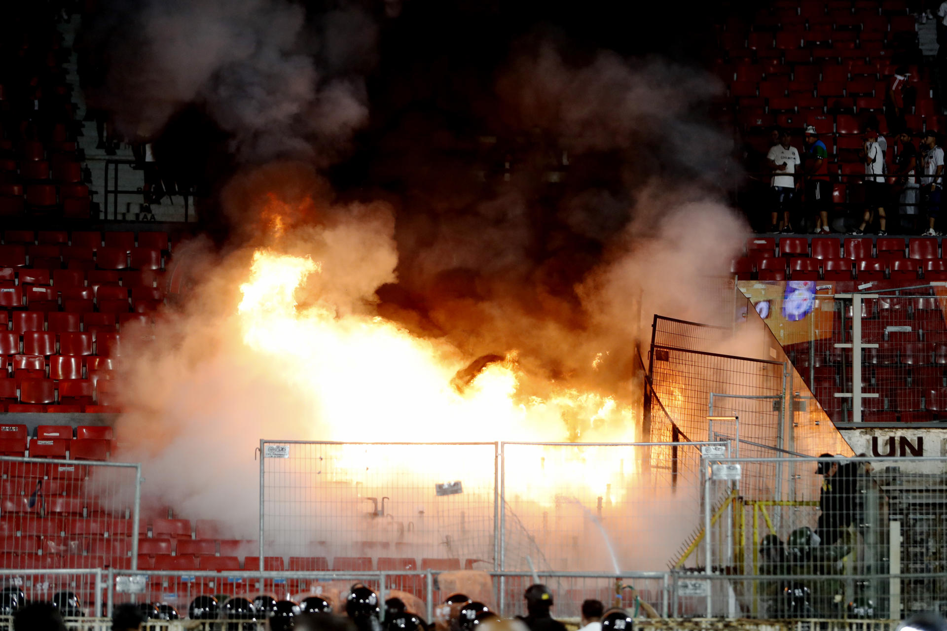 Fotografía del 11 de febrero de 2024 de un foco de fuego en una de las tribunas, donde hinchas de Colo Colo provocaron incidentes, durante la final de la Supercopa 2024 del fútbol chileno. EFE/Osvaldo Villarroel