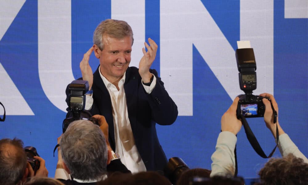 El candidato Popular a la Xunta, Alfonso Rueda, saluda tras resultar ganador de las elecciones gallegas este domingo, en Santiago. El resultado de las elecciones gallegas del 18 febrero deja la quinta mayoría consecutiva del PP, la primera con Alfonso Rueda al frente. EFE/ Lavandeira Jr