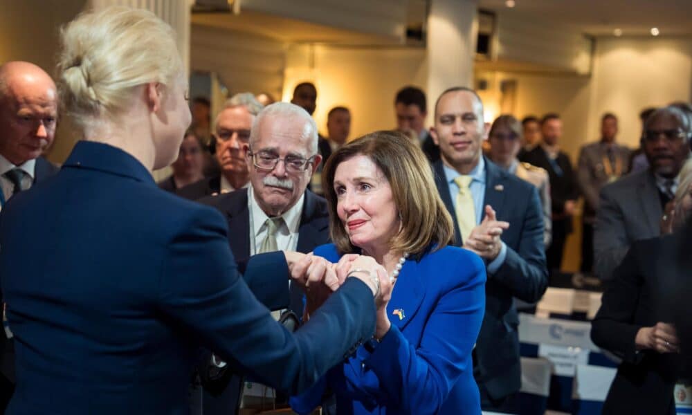 Una foto proporcionada por la Conferencia de Seguridad de Munich muestra cómo la ex presidenta estadounidense Nancy Pelosi (R) se reúne con Yulia Navalnaya, esposa del difunto líder de la oposición rusa Alexei Navalny, durante la 60ª Conferencia de Seguridad de Munich Conferencia (MSC) en el hotel 'Bayerischer Hof' de Munich, Alemania, el 16 de febrero de 2024. Más de 500 responsables internacionales de alto nivel se reúnen en la 60.ª Conferencia de Seguridad de Múnich durante su reunión anual del 16 al 18 de febrero de 2024 para discutir cuestiones de seguridad global. (Alemania, Rusia) EFE/EPA/MARC MUELLER / MSC /
FOTO SÓLO PARA USO EDITORIAL/NO VENTAS FOTO SÓLO PARA USO EDITORIAL/NO VENTAS