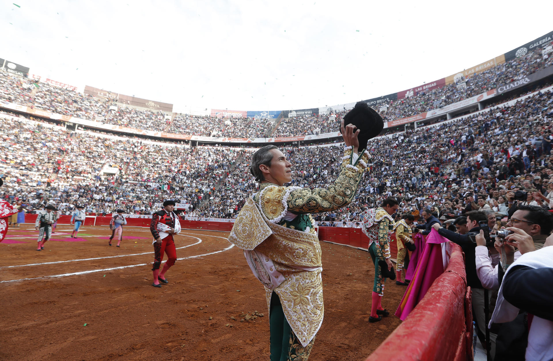 El torero mexicano Diego Silveti saluda durante una corrida en Ciudad de México (México). EFE/ Mario Guzmán