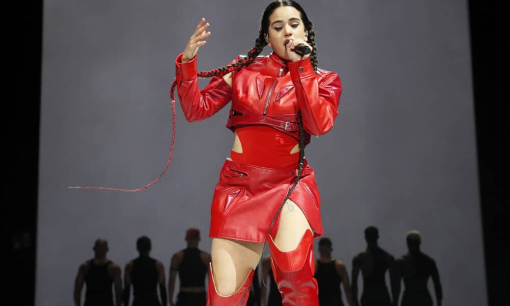 Fotografía de archivo del 19 de julio del 2022 donde aparece la cantante española Rosalía mientras canta durante un concierto en el marco de su gira internacional "Motomami" ofrecido en Madrid, España. EFE/Mariscal