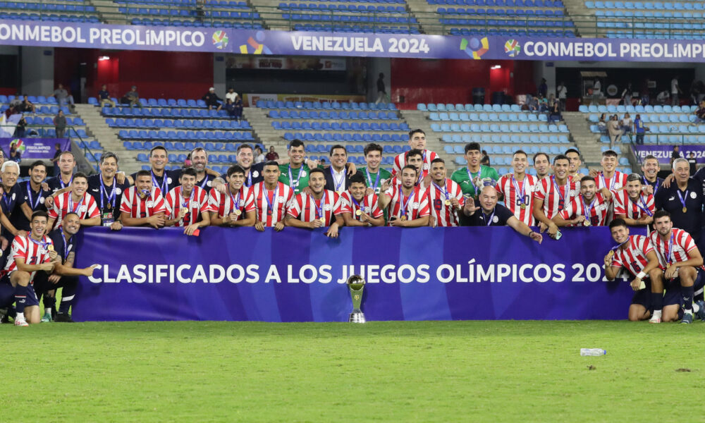 Jugadores de Paraguay posan con el trofeo al ganar el Torneo Preolímpico Sudamericano Sub-23 hoy, en el estadio Nacional Brígido Iriarte, en Caracas (Venezuela). EFE/Rayner Peña R.