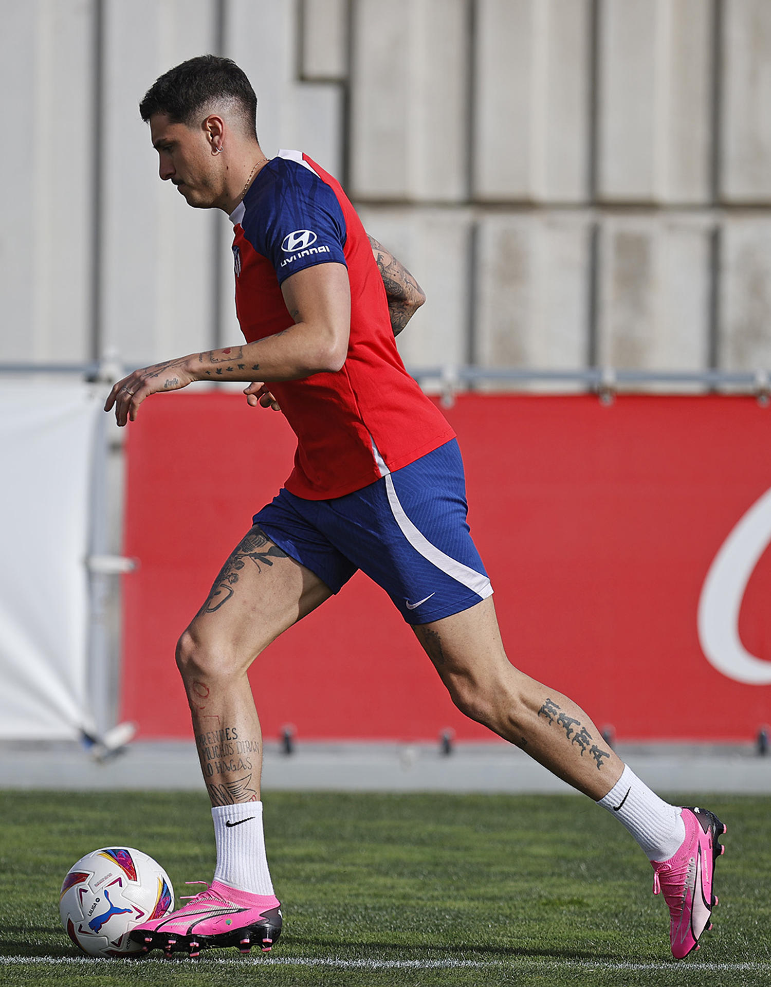 Giménez se ejercita al margen del grupo durante el entrenamiento de este lunes. EFE/Atlético de Madrid.