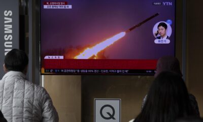 Personas observan las noticias en una estación de televisión en Seúl (Corea del Sur), este 14 de febrero de 2024. EFE/EPA/Jeon Heon-Kyun