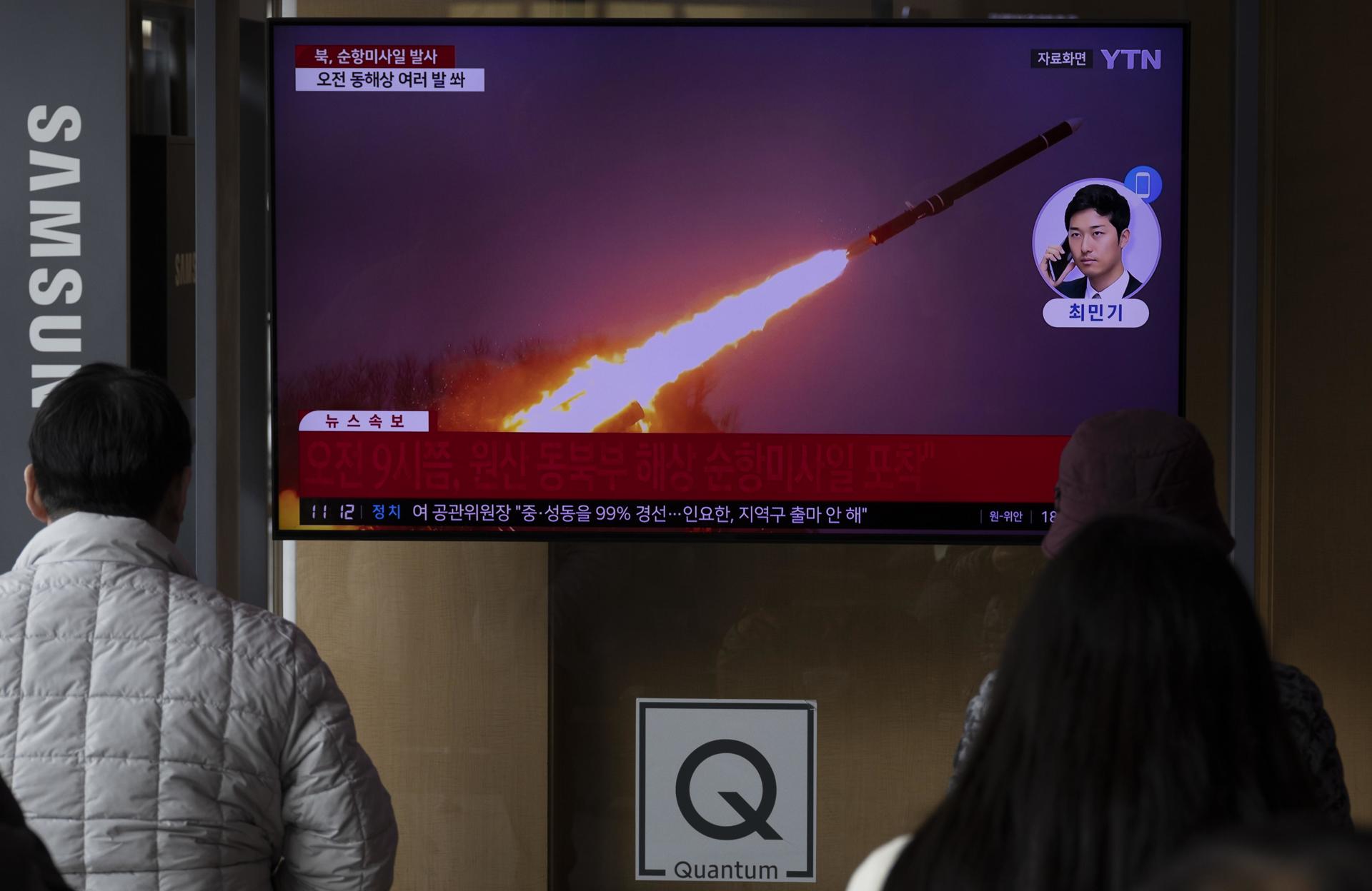 Personas observan las noticias en una estación de televisión en Seúl (Corea del Sur), este 14 de febrero de 2024. EFE/EPA/Jeon Heon-Kyun