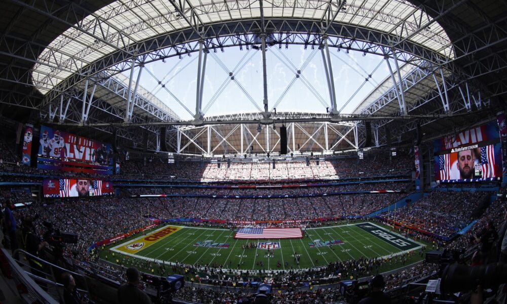 Fotografía fechada el 12 de febrero de 2023 del campo antes del inicio del Super Bowl LVII entre la AFC Kansas City Chiefs y Philadelphia Eagles en el State Farm Stadium en Glendale, Arizona (EE. UU). EFE/ John G. Mabanglo