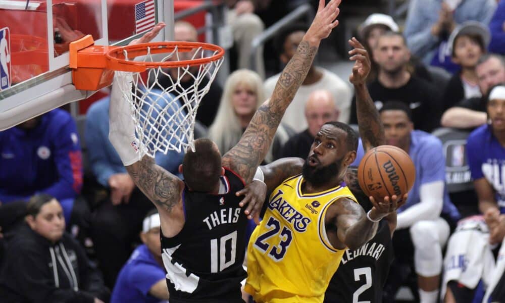 El jugador de Los Angeles Lakers, LeBron James (d) entra a canasta durante la segunda mitad del partido de baloncesto de la NBA entre Los Angeles Lakers y Los Angeles Clippers en Los Ángeles, California, Estados Unidos. EFE/EPA/ALLISON DINNER