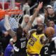 El jugador de Los Angeles Lakers, LeBron James (d) entra a canasta durante la segunda mitad del partido de baloncesto de la NBA entre Los Angeles Lakers y Los Angeles Clippers en Los Ángeles, California, Estados Unidos. EFE/EPA/ALLISON DINNER