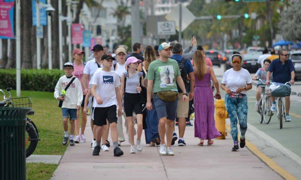 Turistas pasean el lunes 19 de febrero de 2024 en la turística calle de Ocean Drive, en Miami Beach, Florida (EE.UU.). EFE/ Antoni Belchi