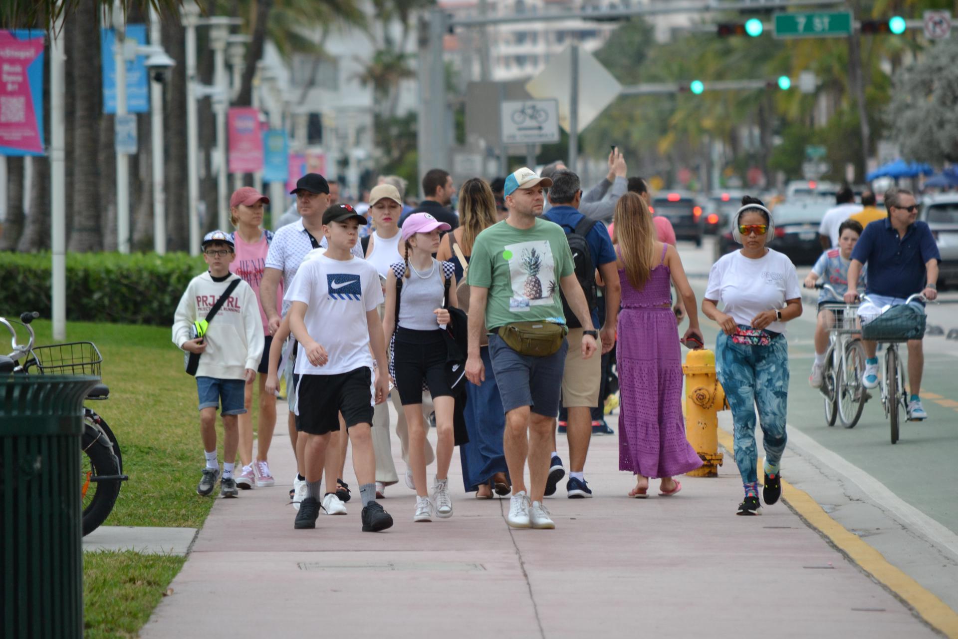 Turistas pasean el lunes 19 de febrero de 2024 en la turística calle de Ocean Drive, en Miami Beach, Florida (EE.UU.). EFE/ Antoni Belchi