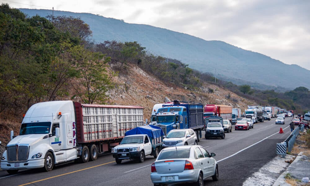 Transportistas bloquean este jueves una carretera este jueves en el municipio de San Cristóbal de las Casas en Chiapas (México). EFE/Carlos López