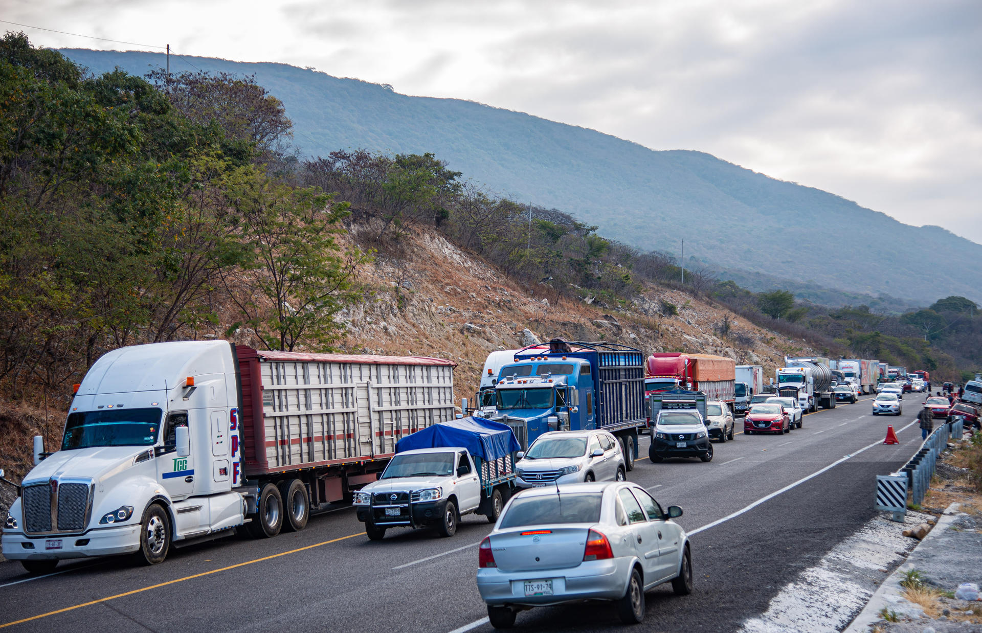 Transportistas bloquean este jueves una carretera este jueves en el municipio de San Cristóbal de las Casas en Chiapas (México). EFE/Carlos López