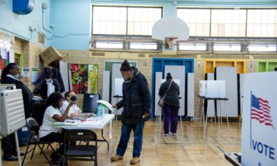 Un grupo de votantes fue registrado este martes, 27 de febrero, durante la jornada de elecciones primarias para las presidenciales estadounidenses, en la escuela elemental Warren E. Bow, en Detroit (Michigan, EE.UU.). EFE/Cyndi Elledge