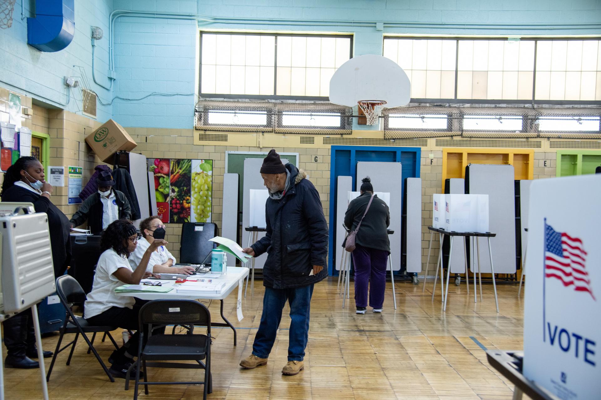 Un grupo de votantes fue registrado este martes, 27 de febrero, durante la jornada de elecciones primarias para las presidenciales estadounidenses, en la escuela elemental Warren E. Bow, en Detroit (Michigan, EE.UU.). EFE/Cyndi Elledge