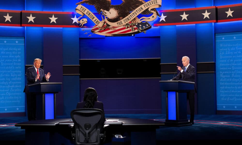 Fotografía de archivo fechada el 22 de octubre de 2020 donde aparece el entonces presidente estadounidense Donald J. Trump (i) y el entonces candidato demócrata y actual presidente, Joe Biden, durante un debate presidencial en Nashville, Tennessee (EE.UU.). EFE/ Shawn Thew