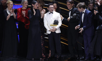El realizador Juan Antonio Bayona acompañada por el equipo de la película ´La sociedad de la nieve´ tras recibir el Goya a ´Mejor película´ durante la ceremonia de entrega de la 38 edición de los Premios Goya celebrada este sábado en Valladolid. EFE/Chema Moya.