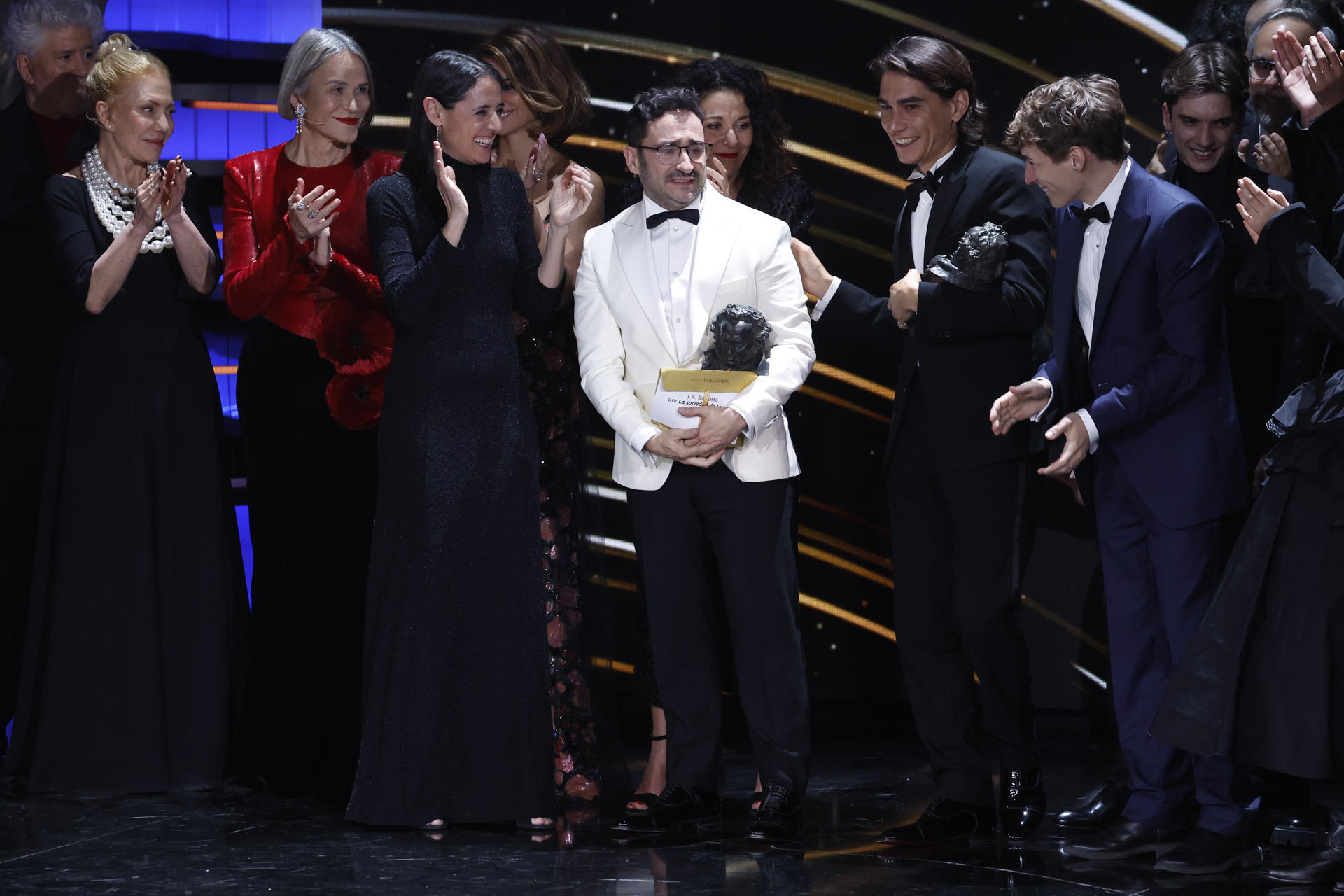 El realizador Juan Antonio Bayona acompañada por el equipo de la película ´La sociedad de la nieve´ tras recibir el Goya a ´Mejor película´ durante la ceremonia de entrega de la 38 edición de los Premios Goya celebrada este sábado en Valladolid. EFE/Chema Moya.