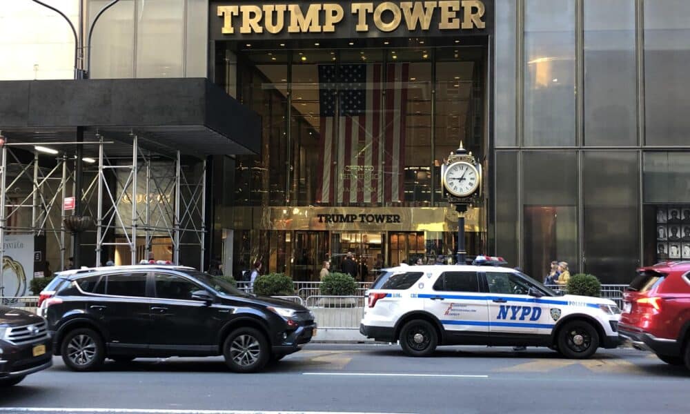 Fotografía de archivo del 3 de abril de 2023 donde aparece una patrulla policial estacionada frente a la puerta principal de la Torre Trump en Manhattan, Nueva York (EE.UU). EFE/Javier Otazu