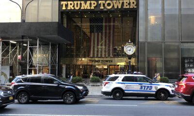 Fotografía de archivo del 3 de abril de 2023 donde aparece una patrulla policial estacionada frente a la puerta principal de la Torre Trump en Manhattan, Nueva York (EE.UU). EFE/Javier Otazu