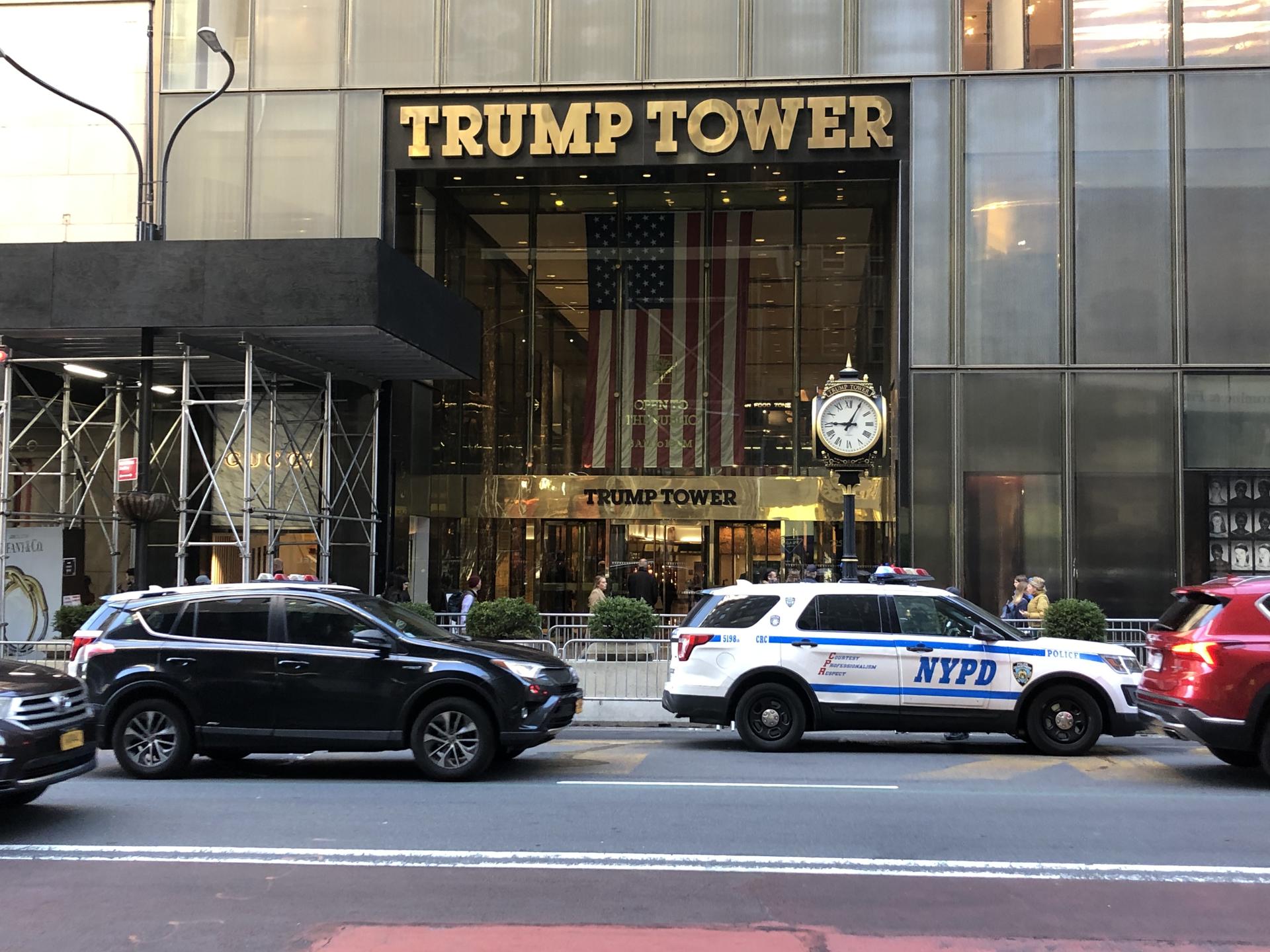 Fotografía de archivo del 3 de abril de 2023 donde aparece una patrulla policial estacionada frente a la puerta principal de la Torre Trump en Manhattan, Nueva York (EE.UU). EFE/Javier Otazu