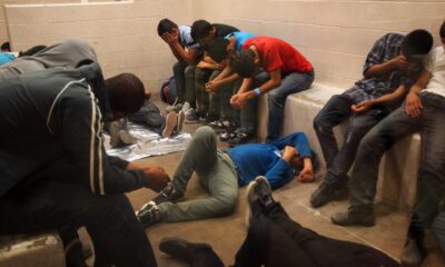 Vista de inmigrantes que han cruzado ilegalmente la frontera, detenidos para ser procesados dentro de una estación de la Patrulla Fronteriza de McAllen, Texas (EEUU). EFE/Rick Loomis