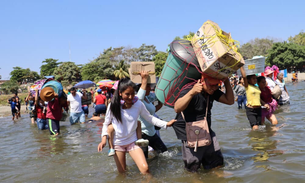 Guatemaltecos cruzan el río Suchiate este viernes, en ciudad Hidalgo en el estado de Chiapas (México). EFE/Juan Manuel Blanco