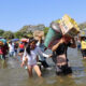 Guatemaltecos cruzan el río Suchiate este viernes, en ciudad Hidalgo en el estado de Chiapas (México). EFE/Juan Manuel Blanco