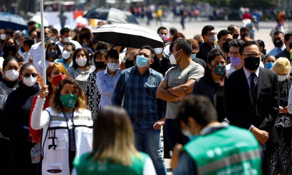 Fotografía de archivo de trabajadores que desalojan sus oficinas durante el Macrosimulacro en Ciudad de México. EFE/ Carlos Ramírez