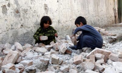 En la imagen de archivo, dos niños juegan con los escombros de su casa tras el terremoto de magnitud 5,6 grados en Nangarhar, Afganistán. EFE/Abdul Mueed