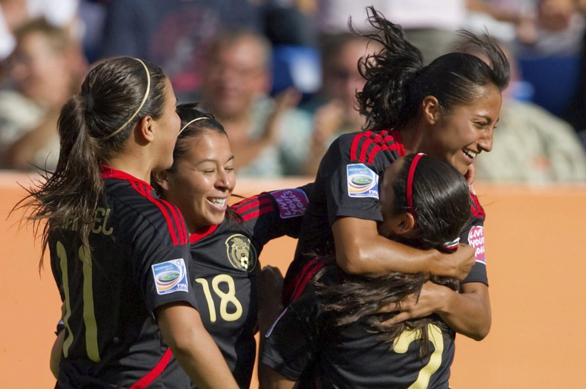 Después de un 2023 en el que ganó los Juegos Panamericanos y los Juegos Centroamericanos y del Caribe, la selección femenina de fútbol de México afrontará la Copa Oro con la misión de apretar el paso y seguir subiendo de nivel. Imagen de archivo. EFE/Uwe Anspach