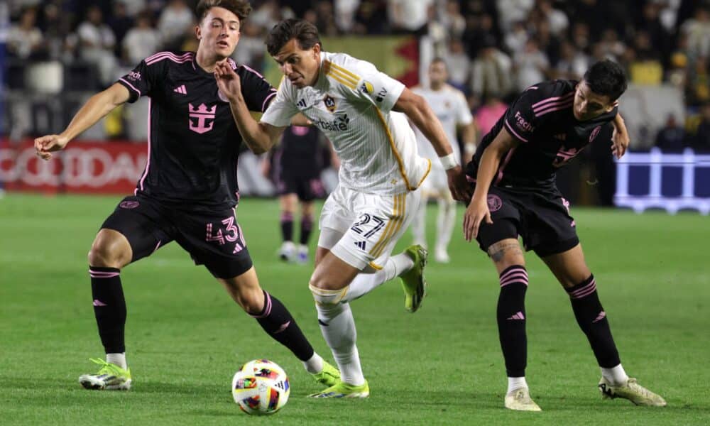 El atacante de Los Angeles Galaxy, Miguel Berry (c), patea el balón hacia la portería pasando al mediocampista del Inter Miami Lawson Sunderland (i) y al mediocampista del Inter Miami Tomás Avilés (d). EFE/EPA/ALLISON DINNER